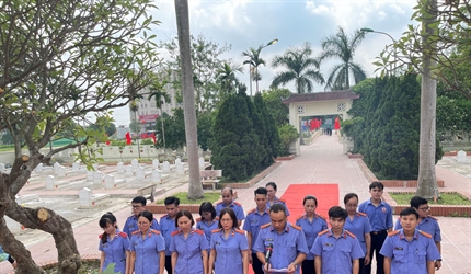 Viện KSND huyện Sóc Sơn dâng hương tưởng niệm các anh hùng liệt sĩ và...